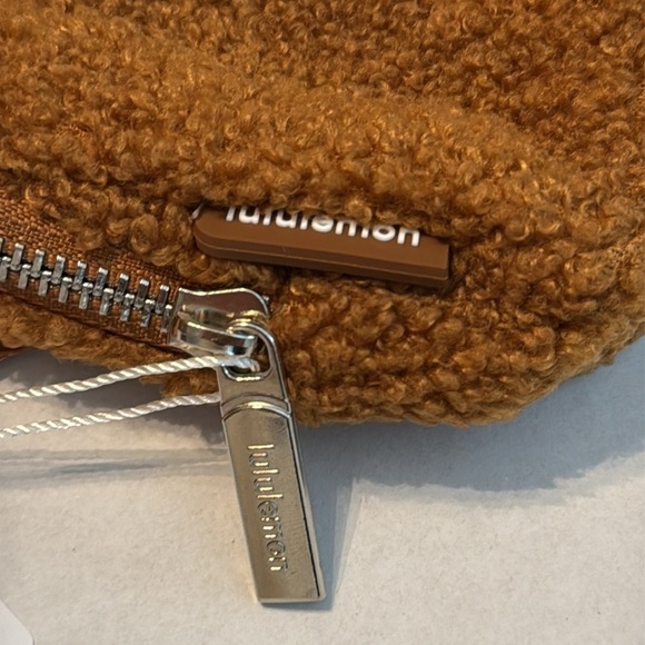 NWT Lululemon Everywhere Fleece Belt Bag Burnt Caramel - Picture 6 of 16